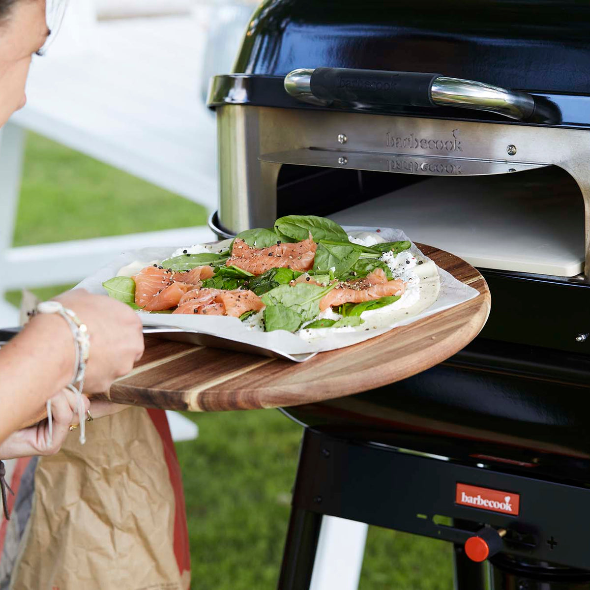 Pizza with smoked salmon, spinach and cottage cheese – Barbecook