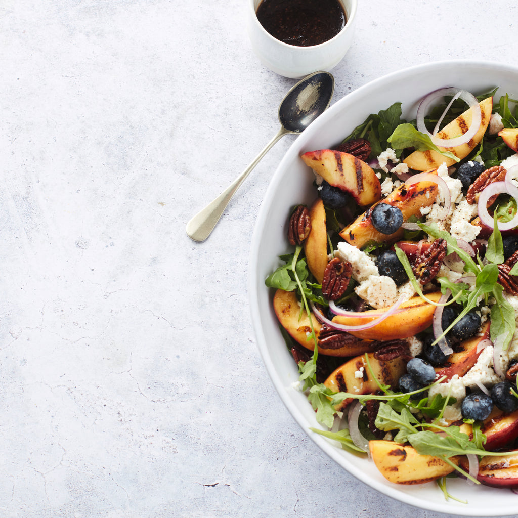 Nektarinensalat mit Feta und karamellisierten Pekannüssen