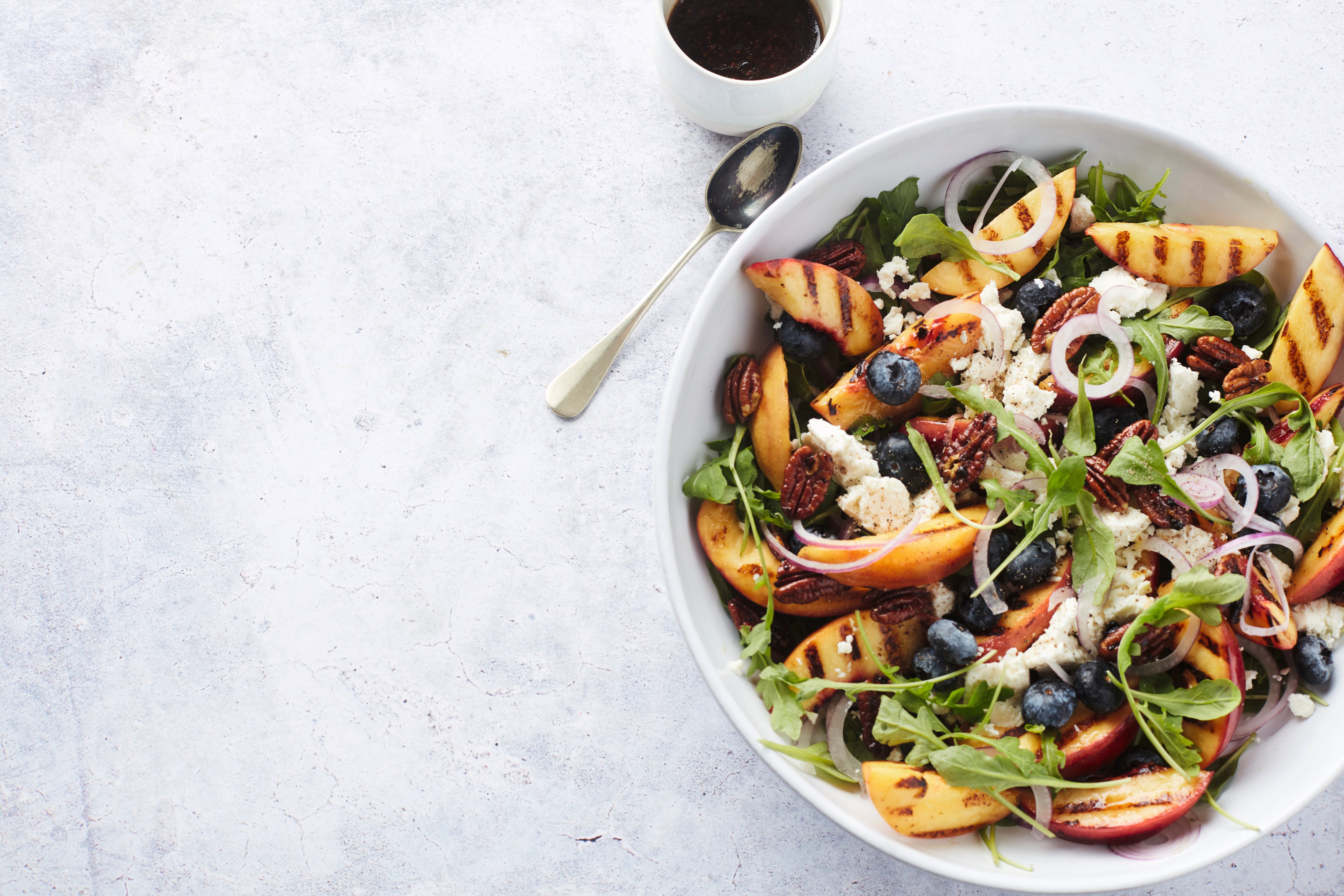 Nektarinensalat mit Feta und karamellisierten Pekannüssen – Barbecook