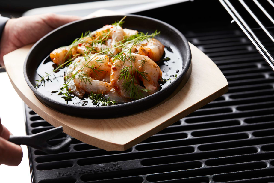 Cast iron grill pan with bamboo trivet