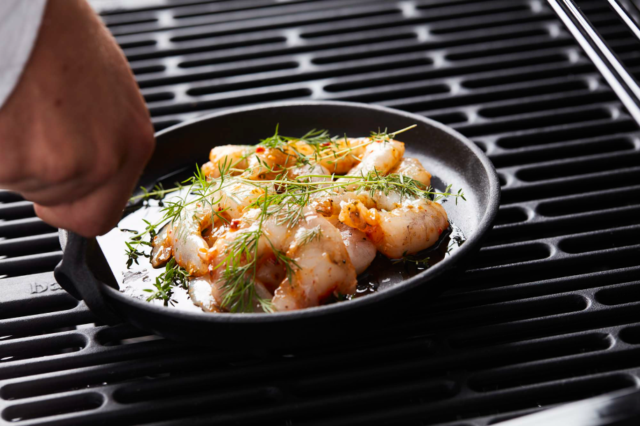 Cast iron grill pan with bamboo trivet
