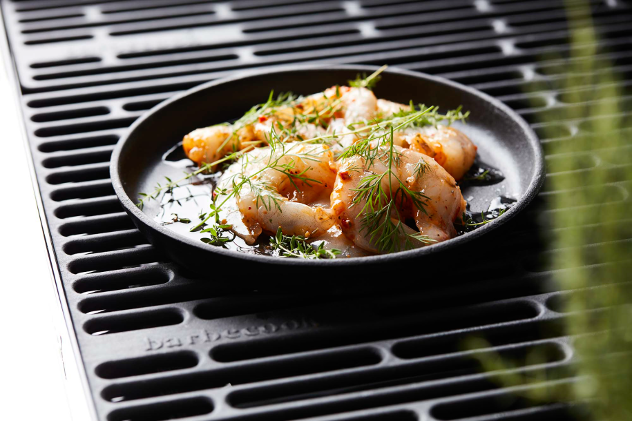 Cast iron grill pan with bamboo trivet