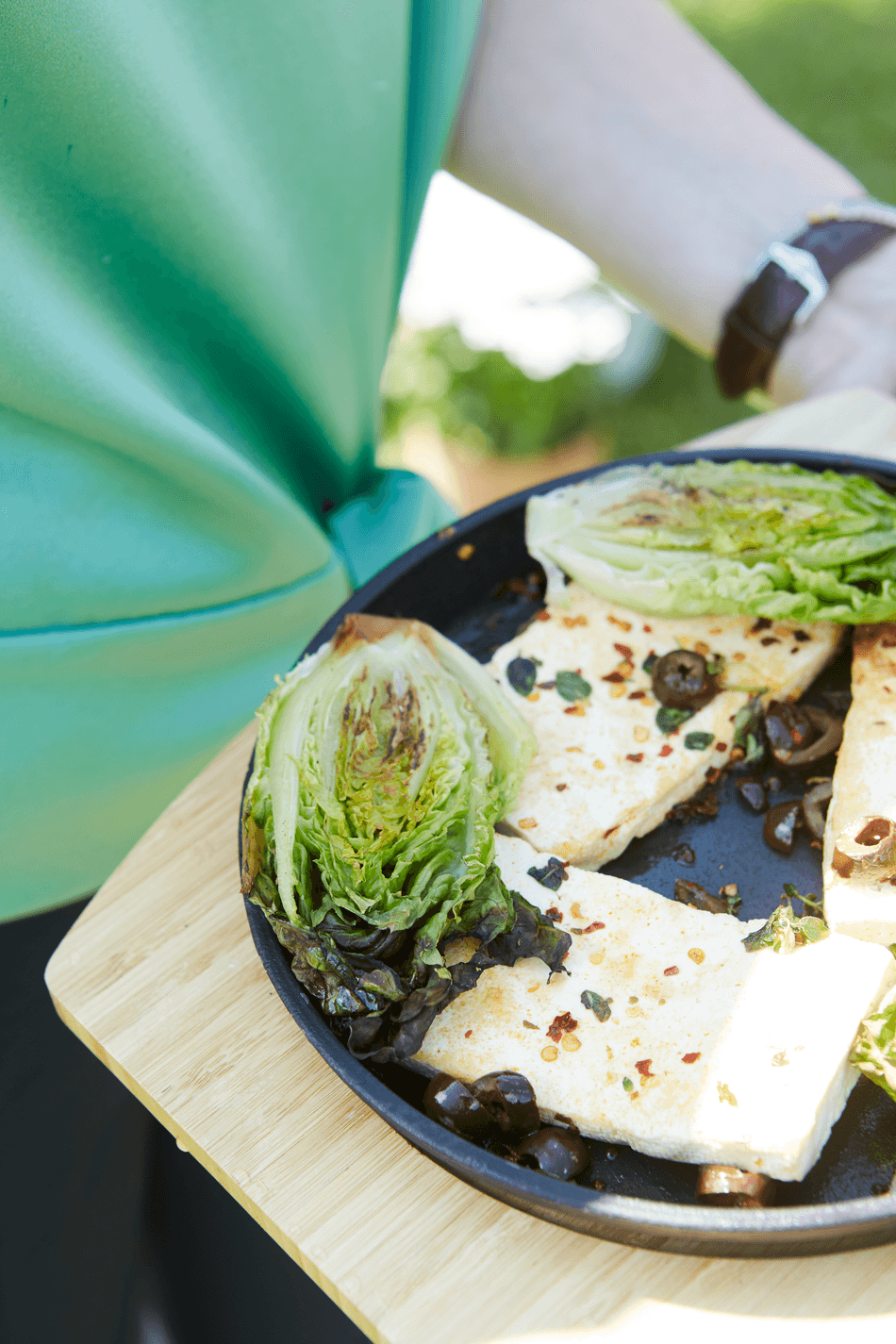 Cast iron grill pan with bamboo trivet