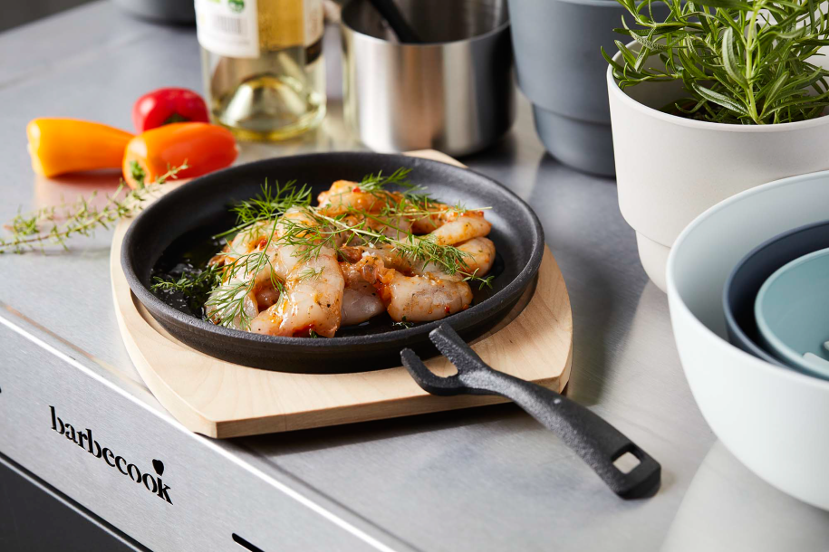 Cast iron grill pan with bamboo trivet