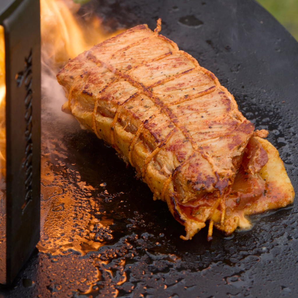 Schweinebraten auf Jack: über offenem Feuer gegart