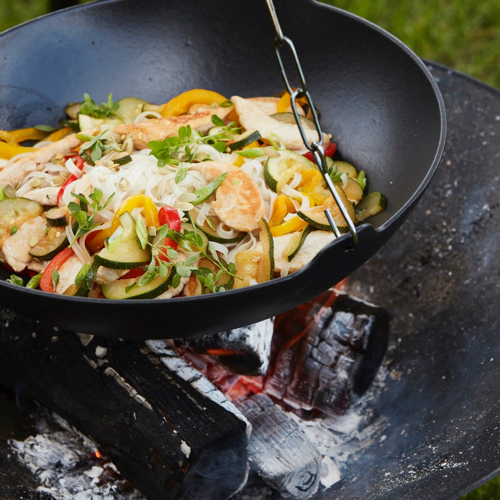 Wok mit Hühnchen, Nudeln und Gemüse vom Grill