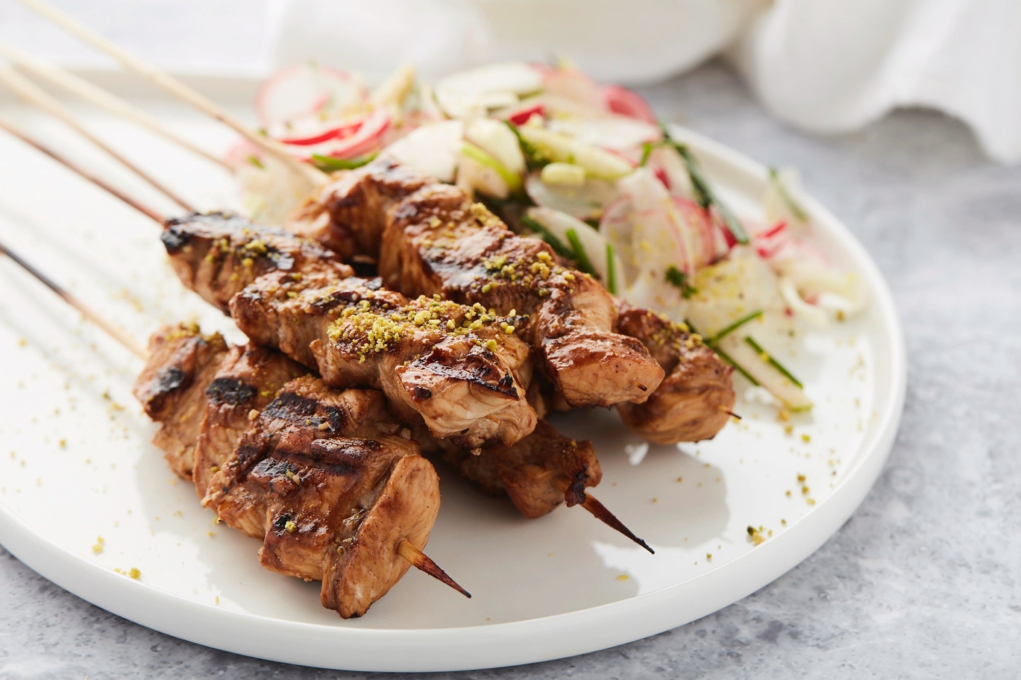 Grilled chicken skewers in Chimay with fennel and radish