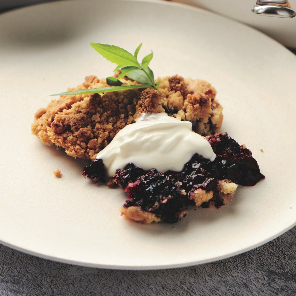 Crumble mit roten Früchten vom Grill